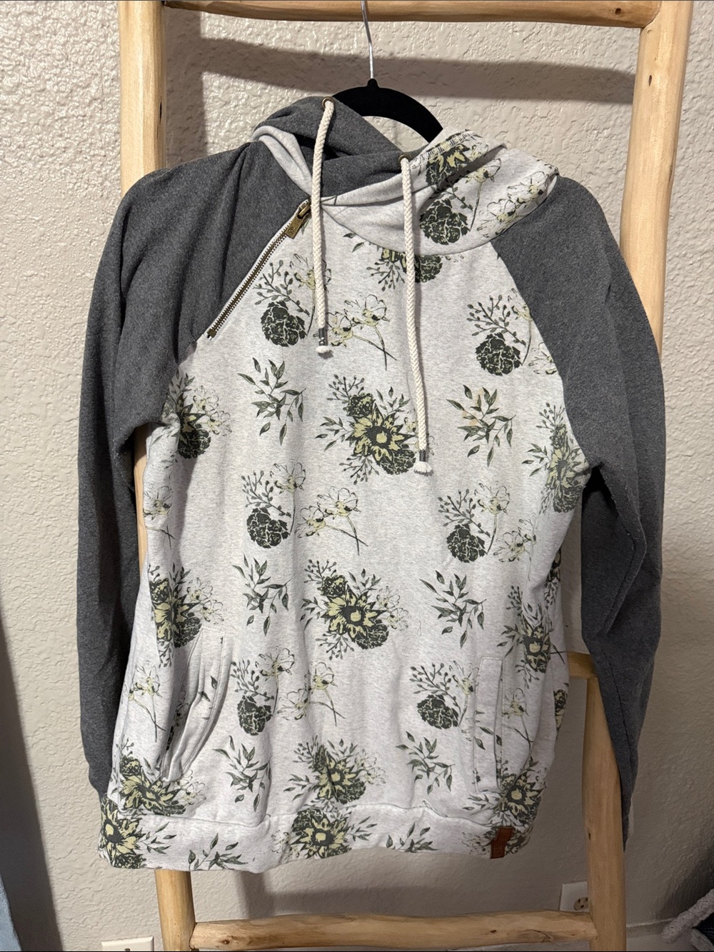 AMPERSAND AVE Cream & Gray Floral Raglan Zip-Shoulder Hoodie